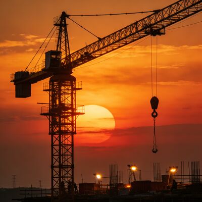 Velocità di traslazione da 0 a 50 m/min, capacità di carico della gru a torre 10T e velocità di salita 0,5 m/min, progettata per il movimento dei materiali